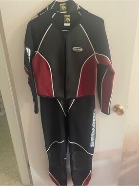 Women’s Black and Burgundy Neoprene Wetsuit Size 15-16 (Large)